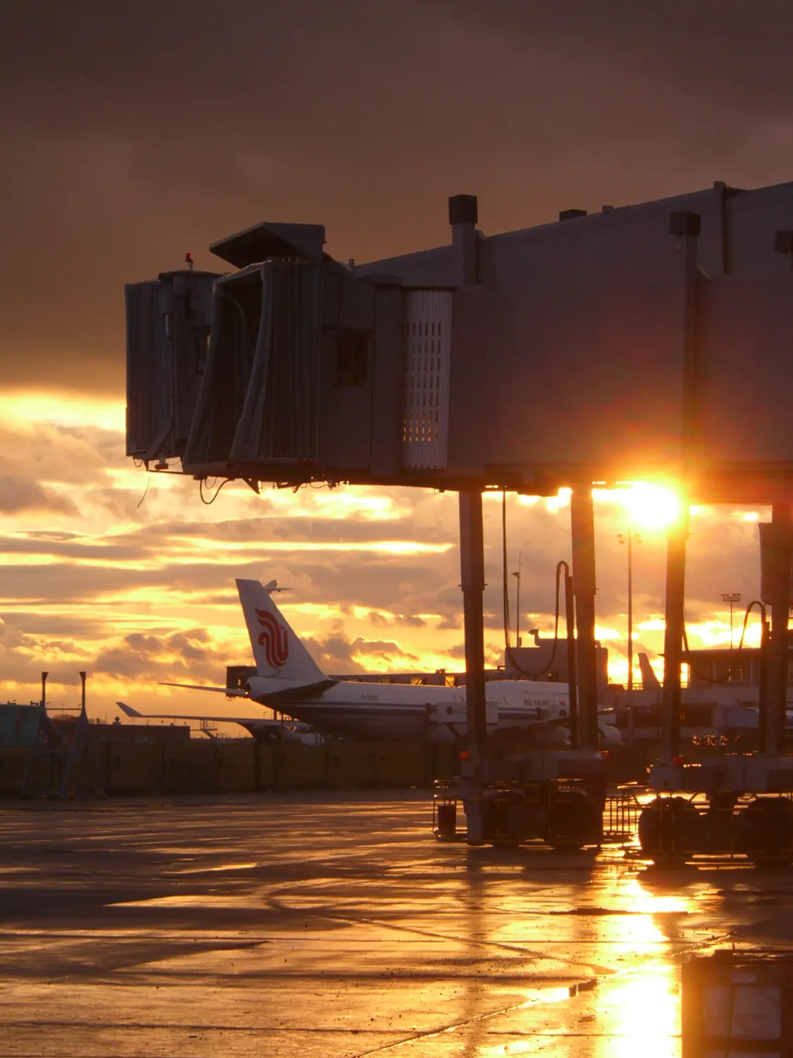 Morana Engineering UG, Flugzeug auf der Landebahn bei Sonnenuntergang
